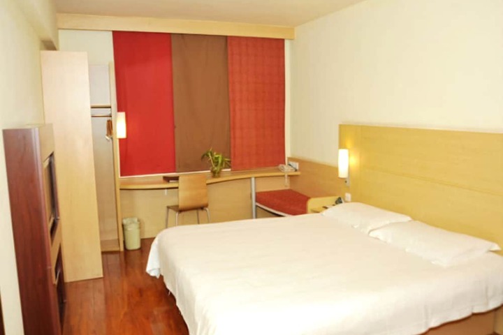 Room 7 of 33