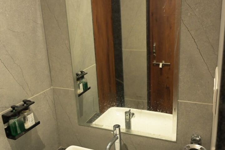 Room 13 of 33