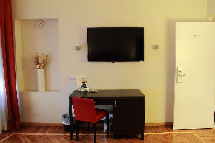 Room 6 of 19