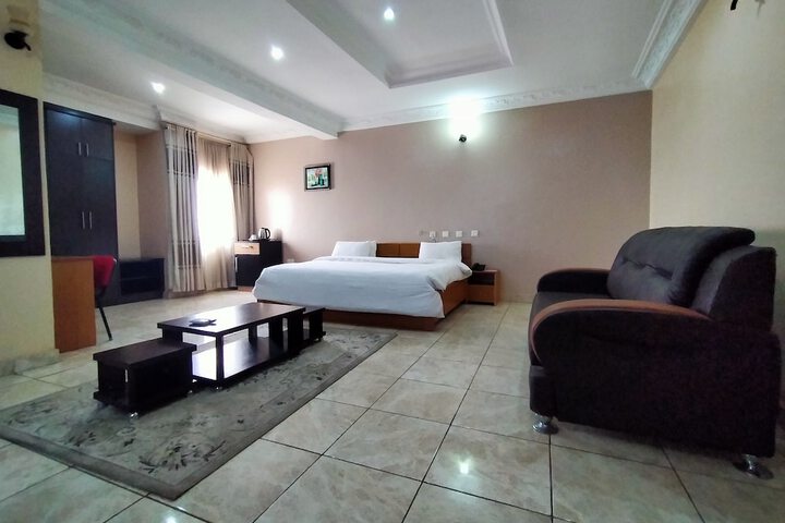 Room 13 of 38