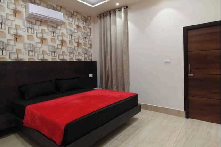Room 5 of 9