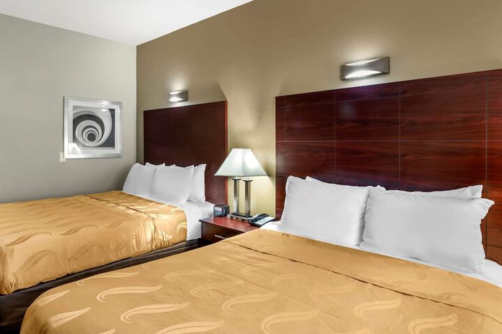 1 Queen Bed (15 of 22)