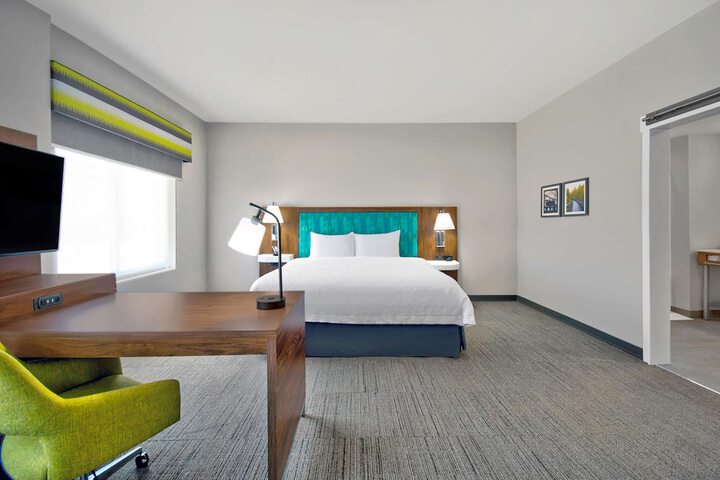 Suite King Bed Accessible (8 of 9)