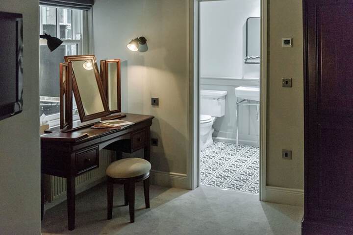 Room 41 of 102