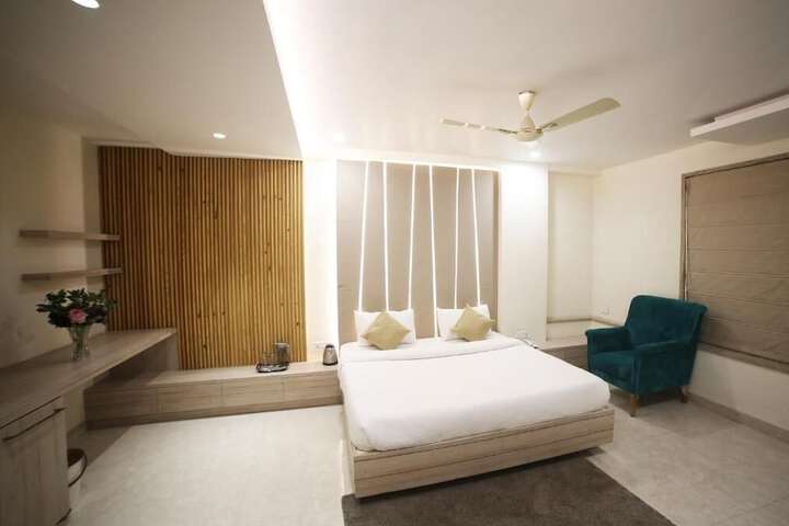 Room 17 of 27