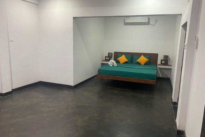 Room 9 of 93