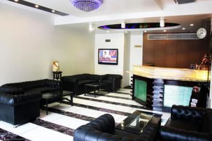 OYO Premium RajouriGarden MetroStation 2