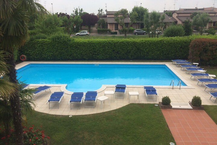 Pool 16 of 35
