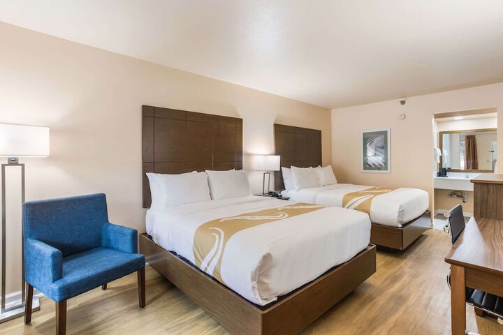 1 Queen Bed Accessible (6 of 14)