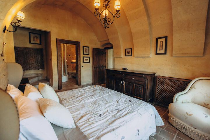 Room 2 of 82