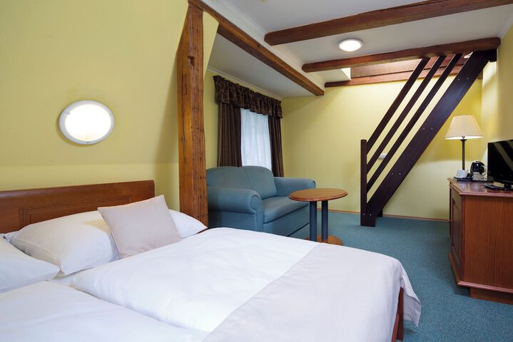 Room 6 of 33