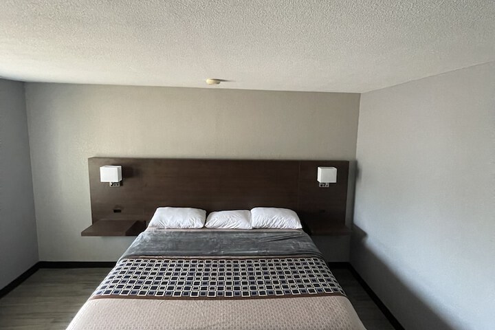 Room 25 of 42
