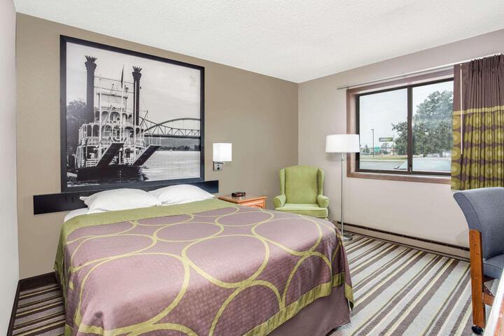 1 Queen Bed Accessible Room (5 of 13)