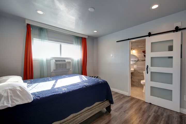 1 Queen Bed (13 of 17)