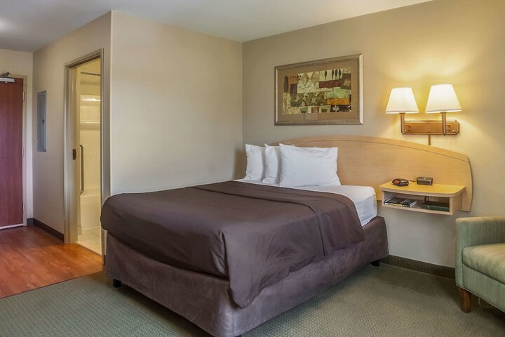 1 Queen Bed (9 of 14)