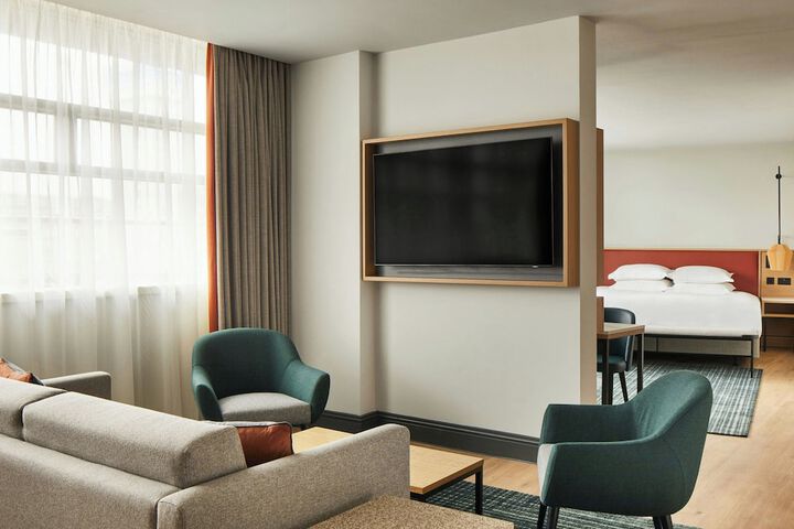 Room 13 of 87