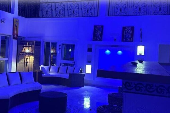 Lounge 12 of 20