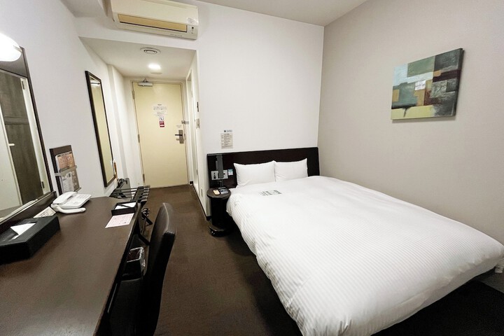 Room 4 of 28