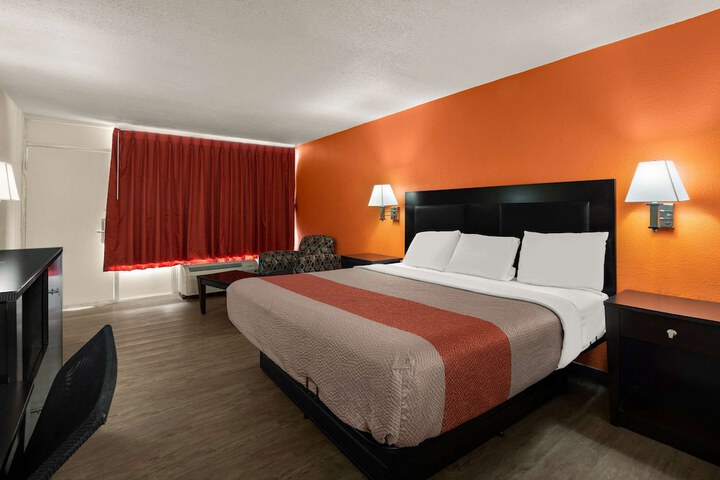 1 King Bed (10 of 12)