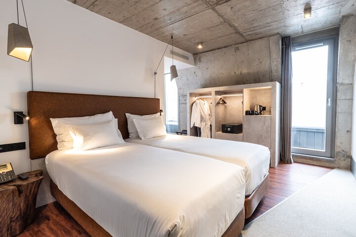 Room 16 of 40