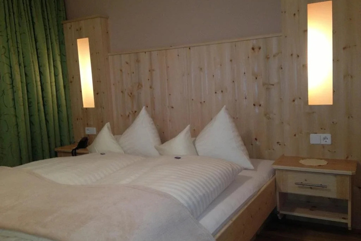 Room 7 of 11