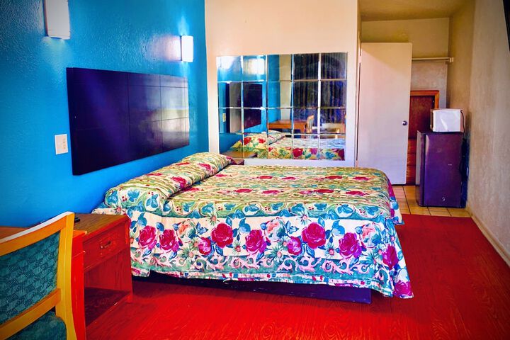 Room 4 of 18