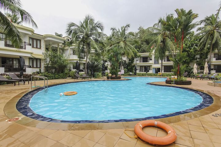 Hotel with Pool
