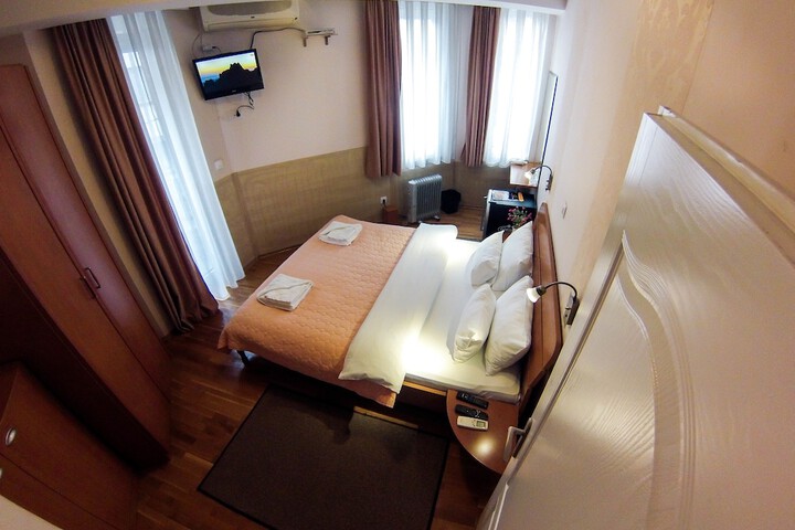 Room 27 of 64