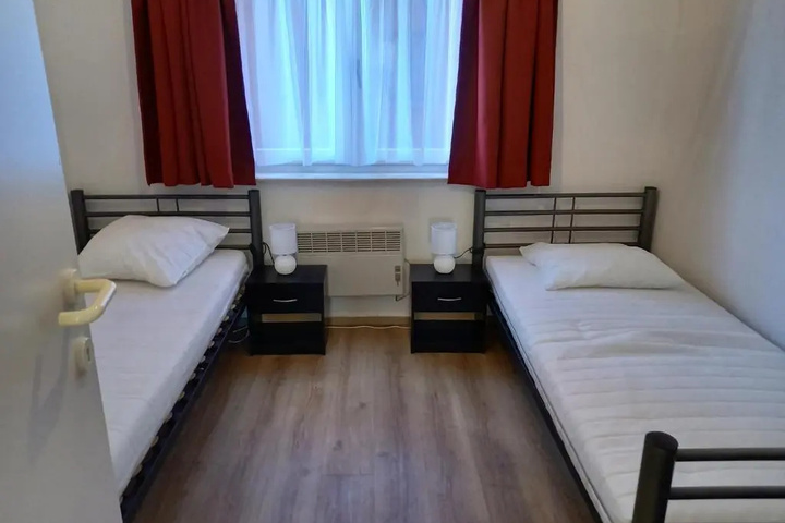 Room 4 of 12