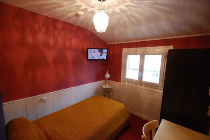Room 8 of 16