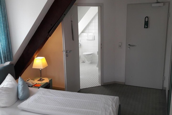 Room 10 of 46