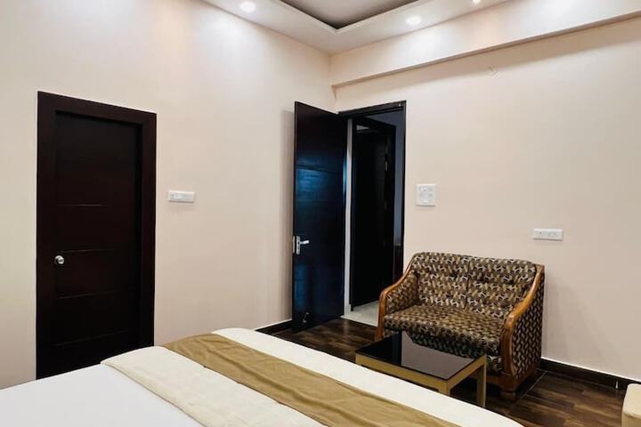 Room 6 of 77