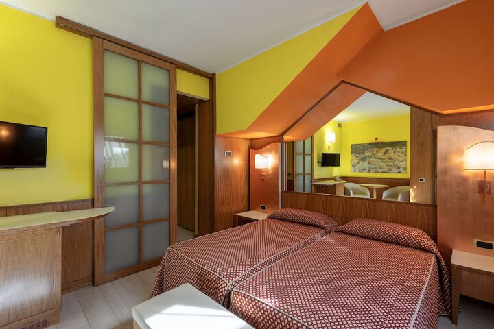 Room 5 of 25