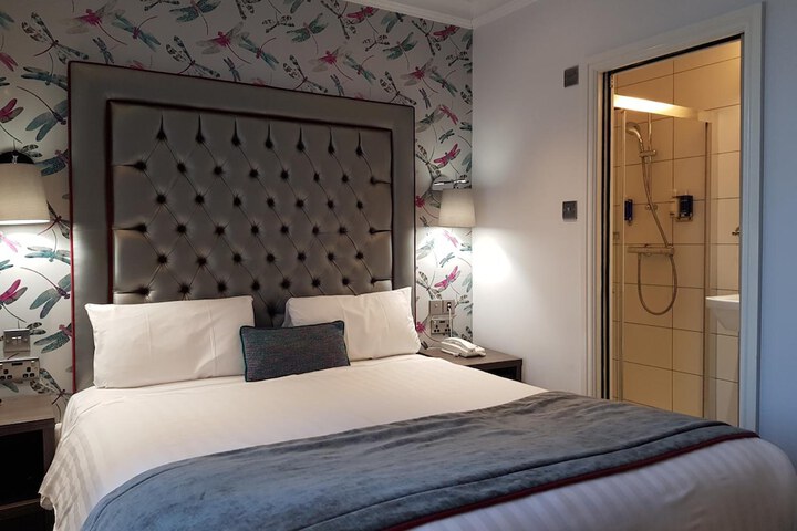Room 12 of 37