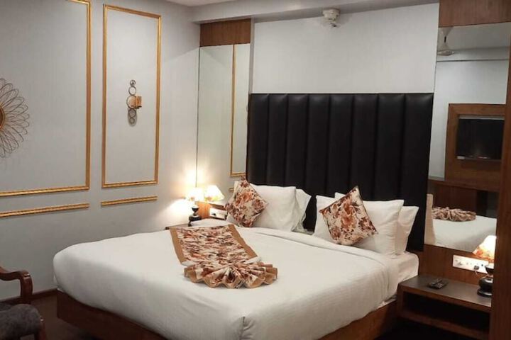 Room 4 of 8
