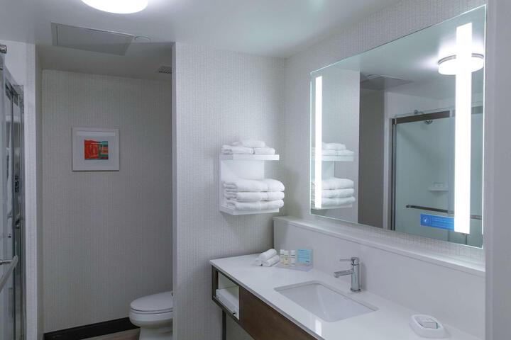 2 Queen Beds Hearing Accessible (5 of 6)