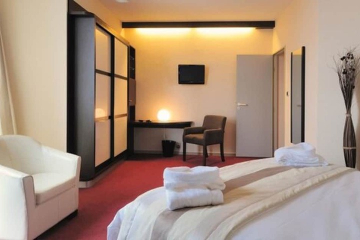 Room 9 of 29
