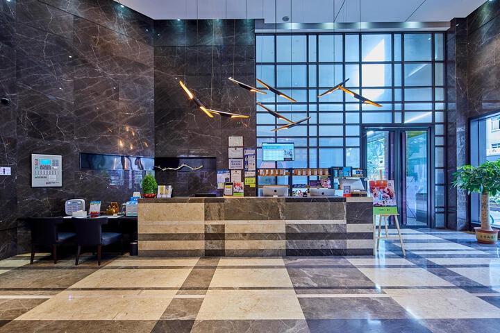 Entrance & Lobby