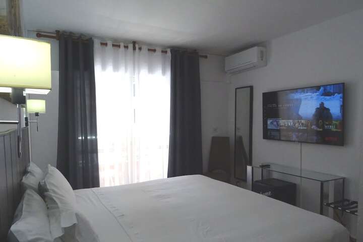 Room 12 of 32
