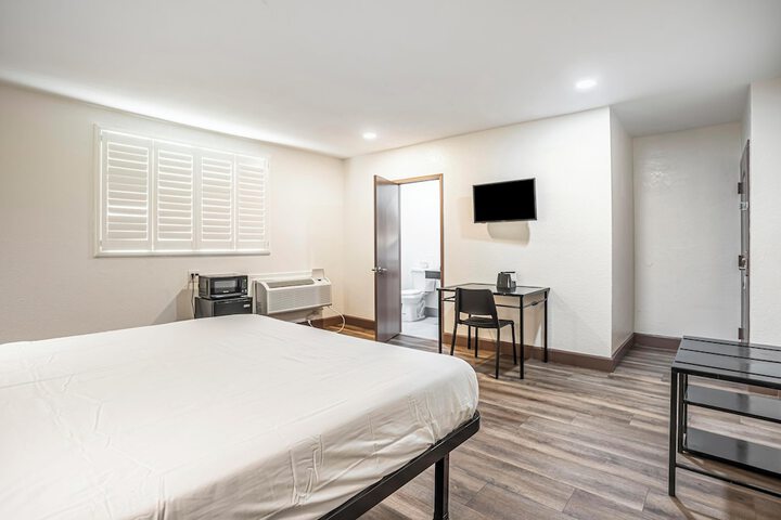 Basic Room 1 King Bed (12 of 15)