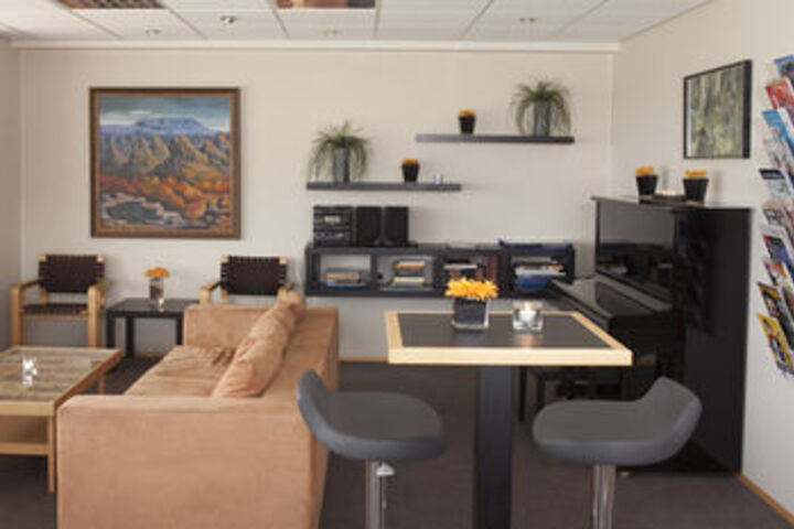 Lounge 27 of 38