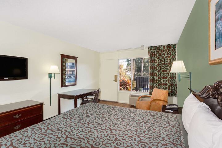 1 King Bed (3 of 7)