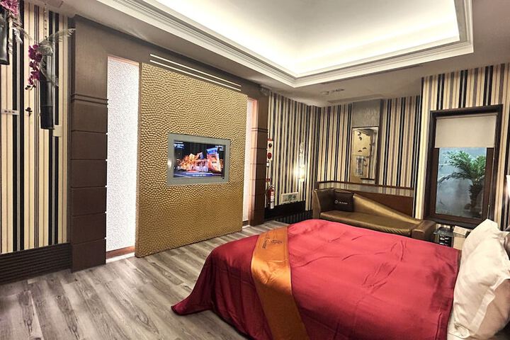 Room 2 of 97