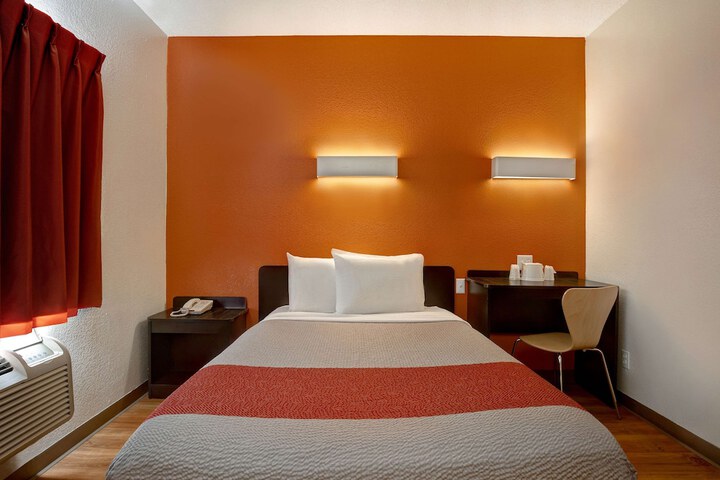 1 Queen Bed (14 of 16)