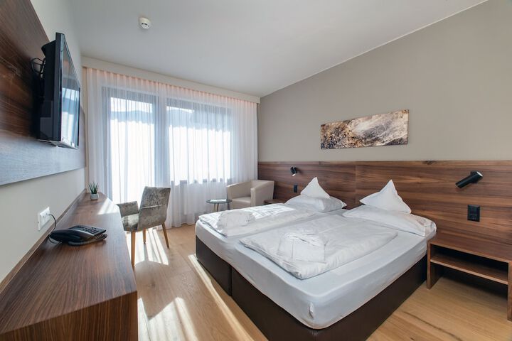 Room 3 of 68