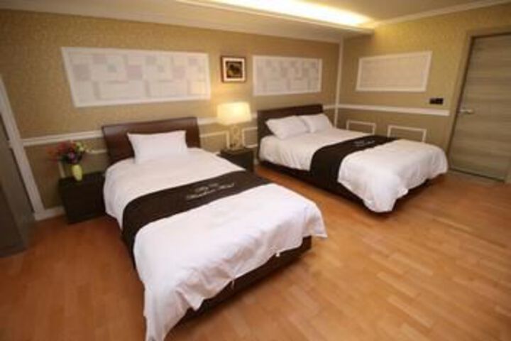 Room 6 of 17