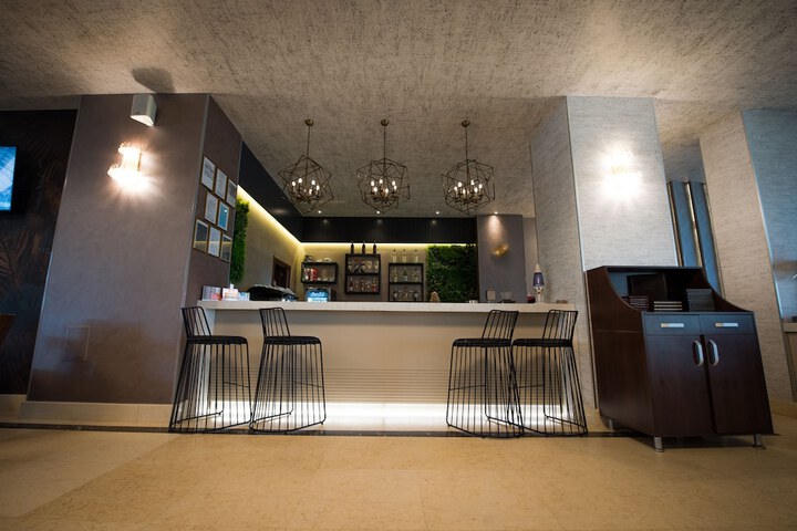 Lounge 27 of 38