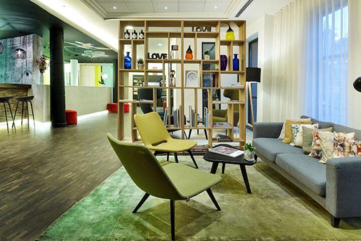 Lounge 66 of 92