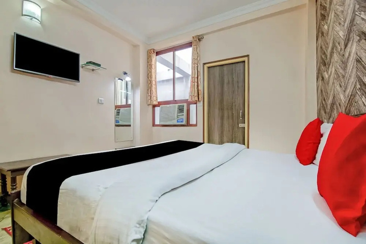 Room 5 of 16