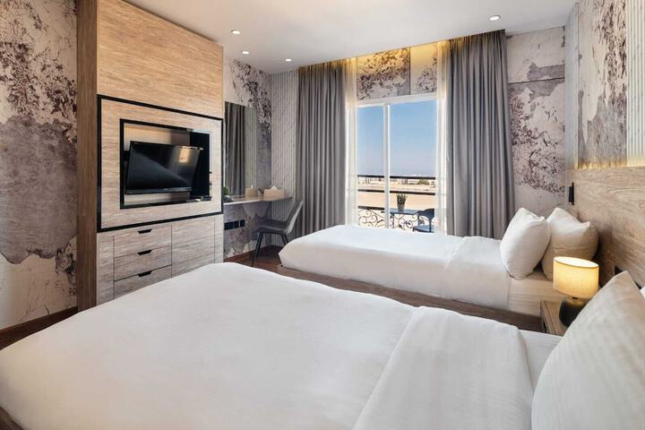 Room 8 of 33